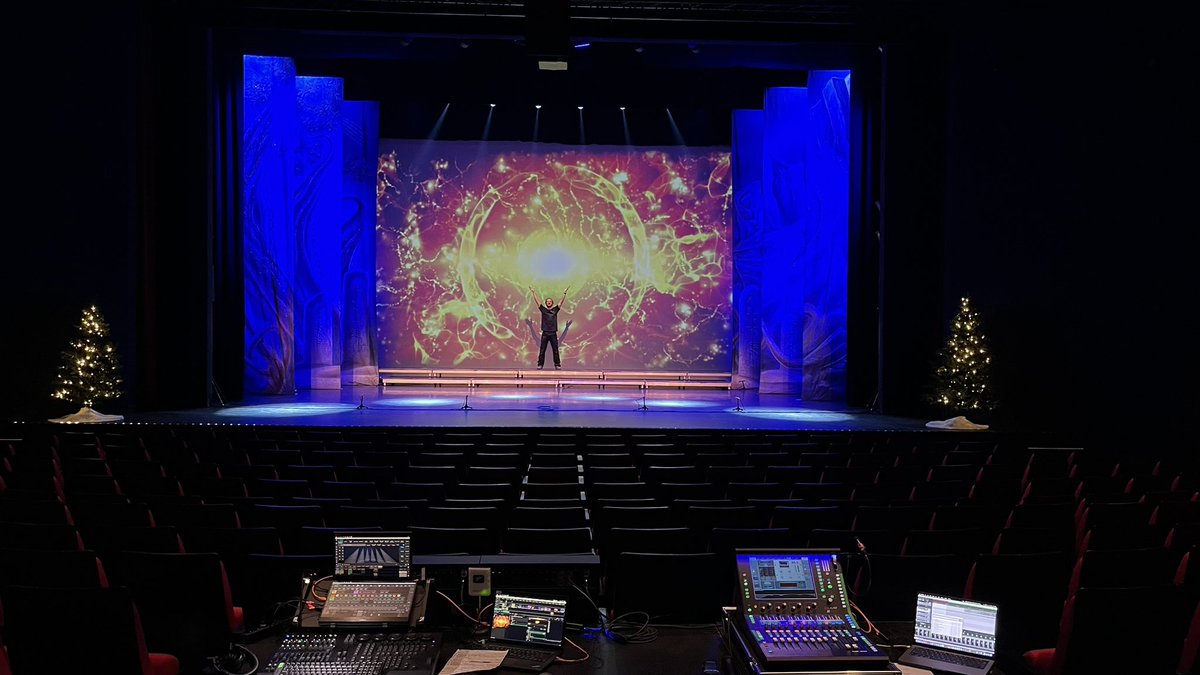 De opbouw is in volle gang!🎄✨ Er zijn nog prachtige plekken beschikbaar voor Rhythm of the Dance - Christmas Special vanavond! Bestel ze snel via: theatergeertteis.nl/voorstellingen…