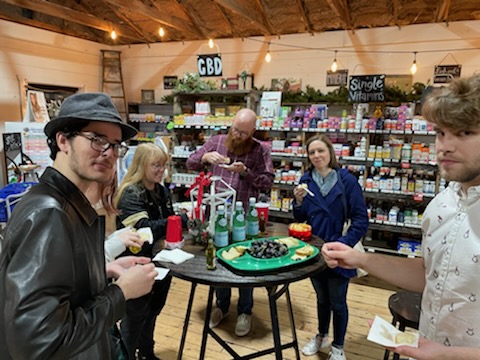 HardingForLang's tweet photo. The Italian Club finished out the year festively  with an olive oil tasting at Squizito’s and a dessert competition at their Festa di Natale to raise funds for the food pantry at His House. 
A tasty time was had by all at both events! https://t.co/VUw2jtHY0U