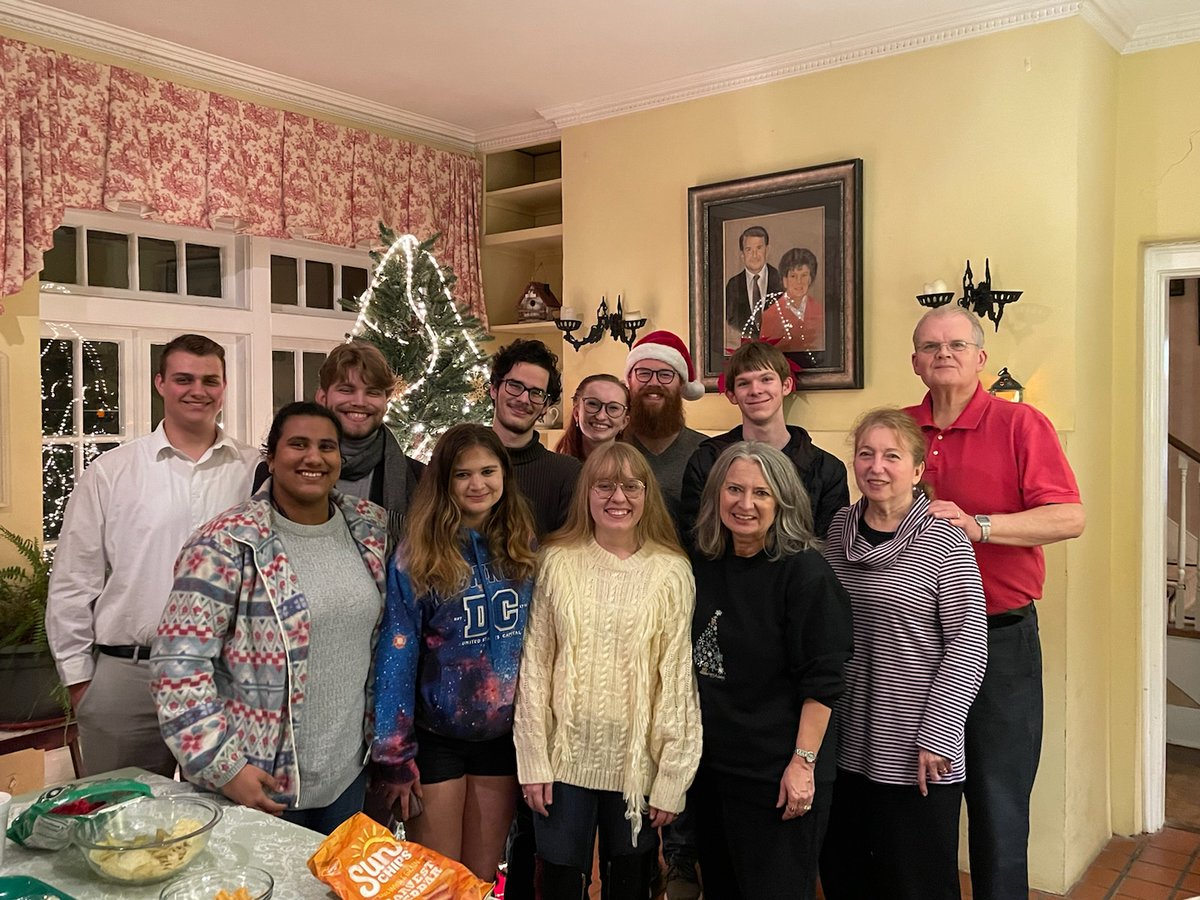 HardingForLang's tweet photo. The Italian Club finished out the year festively  with an olive oil tasting at Squizito’s and a dessert competition at their Festa di Natale to raise funds for the food pantry at His House. 
A tasty time was had by all at both events! https://t.co/VUw2jtHY0U
