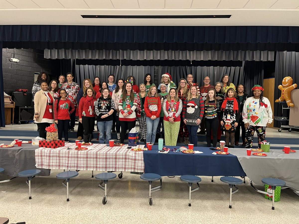 MsPrivottsPlace's tweet photo. The students and staff @LRESLions know how to share their holiday cheer! #lastdaybeforewinterbreak #survivingonsugarcookies @WCPSSTeam https://t.co/tCQAdwvwW7