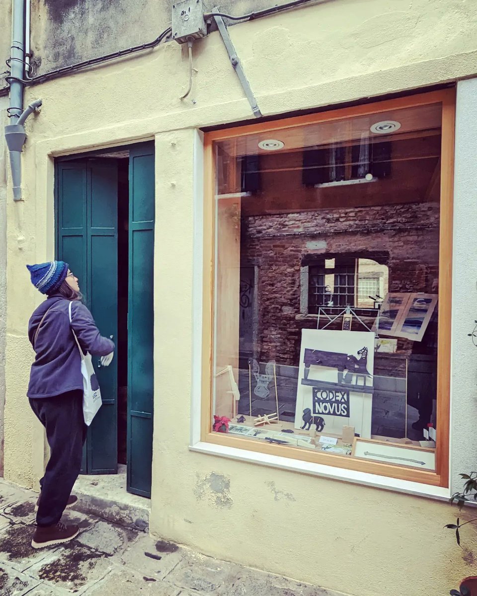 LJ_Pritchard's tweet photo. So wonderful to see my friend's new #gallery/#workshop/#shop Codex Novus between #CampoDeiMori and #FondamentaMisericordia. Olivia's first commission is magical. Even the offcuts are interesting. #ShadowPuppets #ShadowPortrait #Venezia #Venice #LivingOnWater https://t.co/RwDyCKhcT3