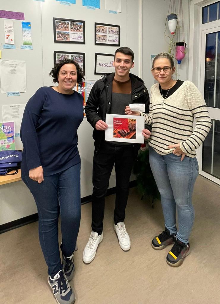 El guanyador de la rifa, ja ha recollit el seu premi, la targeta regal premium per gaudir-la a casa fuster. Felicitats!! @FreixasNarcisa