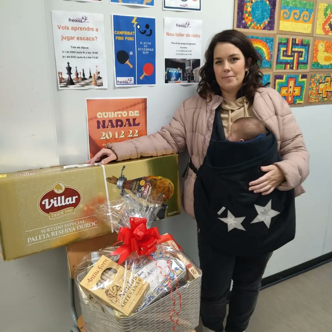 La guanyadora de la panera de la rifa, ja ha recollit el seu premi. Felicitats!!  @FreixasNarcisa