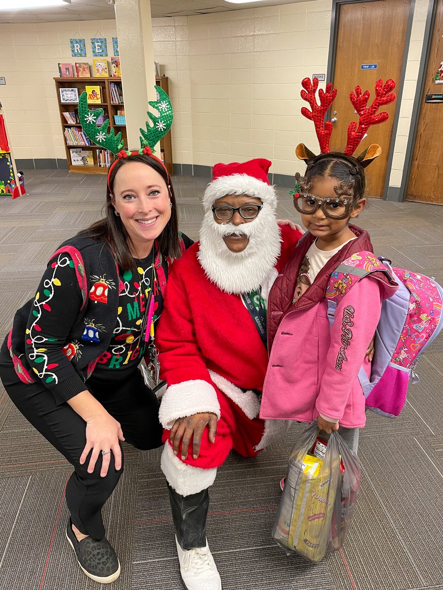 hickoryschools's tweet photo. Holiday schoolwide sing-along at Southwest Primary on Tuesday, December 20th. 🎄🎅 @Southwest_HPS https://t.co/RayulXPXwv
