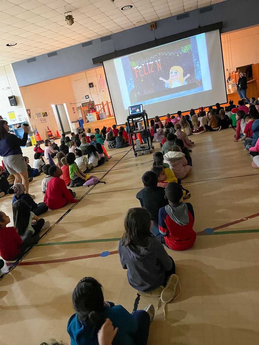 hickoryschools's tweet photo. Holiday schoolwide sing-along at Southwest Primary on Tuesday, December 20th. 🎄🎅 @Southwest_HPS https://t.co/RayulXPXwv