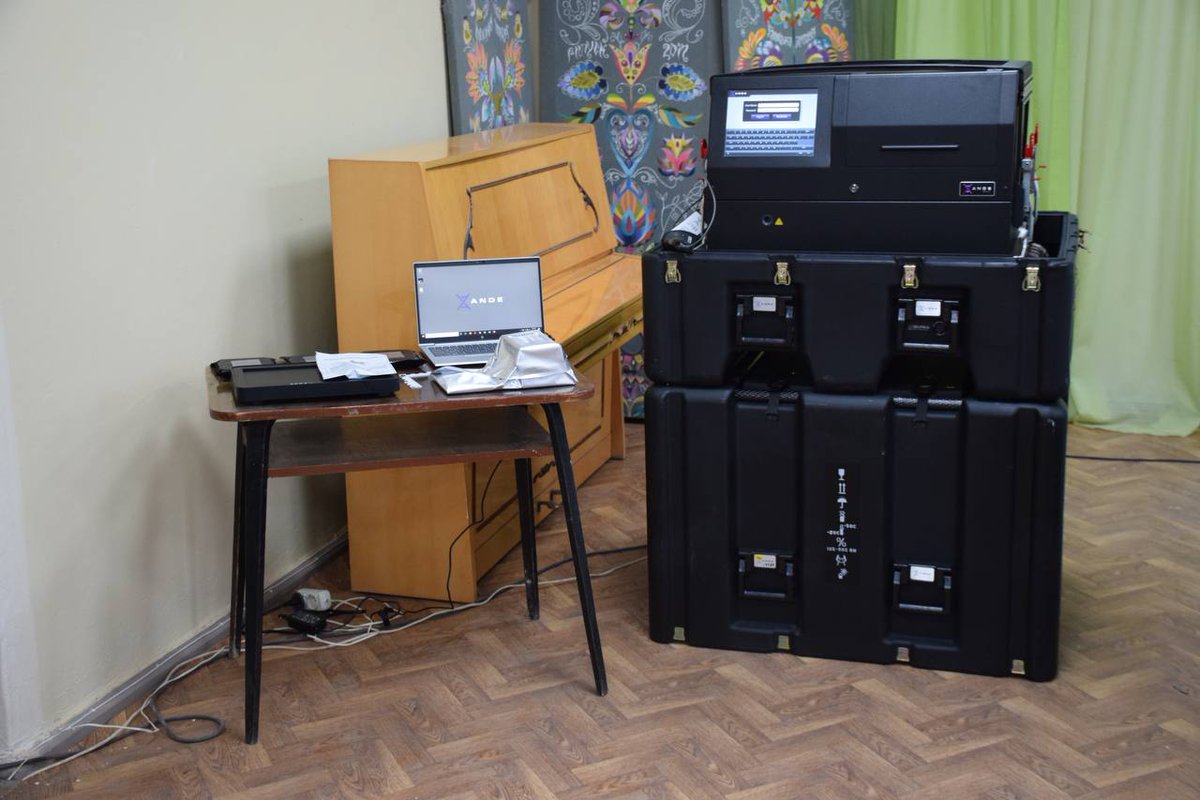 GwaraMedia's tweet photo. ⚡️🧬 #Kharkiv investigators of @NPU_GOV_UA got four laboratory complexes by #HowardBuffet, which will significantly shorten the time of conducting analysis of DNA samples of both the deceased and their relatives.

We observed DNA mobile laboratory in #Izium of #KharkivOblast. https://t.co/AZldL1Y279