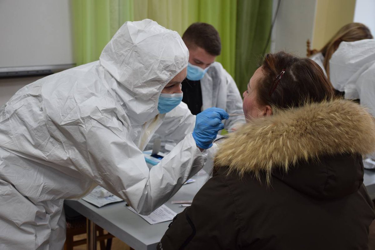 GwaraMedia's tweet photo. ⚡️🧬 #Kharkiv investigators of @NPU_GOV_UA got four laboratory complexes by #HowardBuffet, which will significantly shorten the time of conducting analysis of DNA samples of both the deceased and their relatives.

We observed DNA mobile laboratory in #Izium of #KharkivOblast. https://t.co/AZldL1Y279