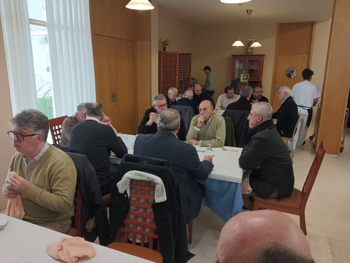 UniCurasSevilla's tweet photo. En el día de hoy, 21 de diciembre, hemos celebrado nuestro Encuentro de Navidad. Con una visita al Real Monasterio de S. Clemente y posterior almuerzo. Agradecemos a D. Joaquín de la Peña la explicación histórico-artística del mismo y a las monjas cistercienses su acogida. https://t.co/zMCxofXCNV