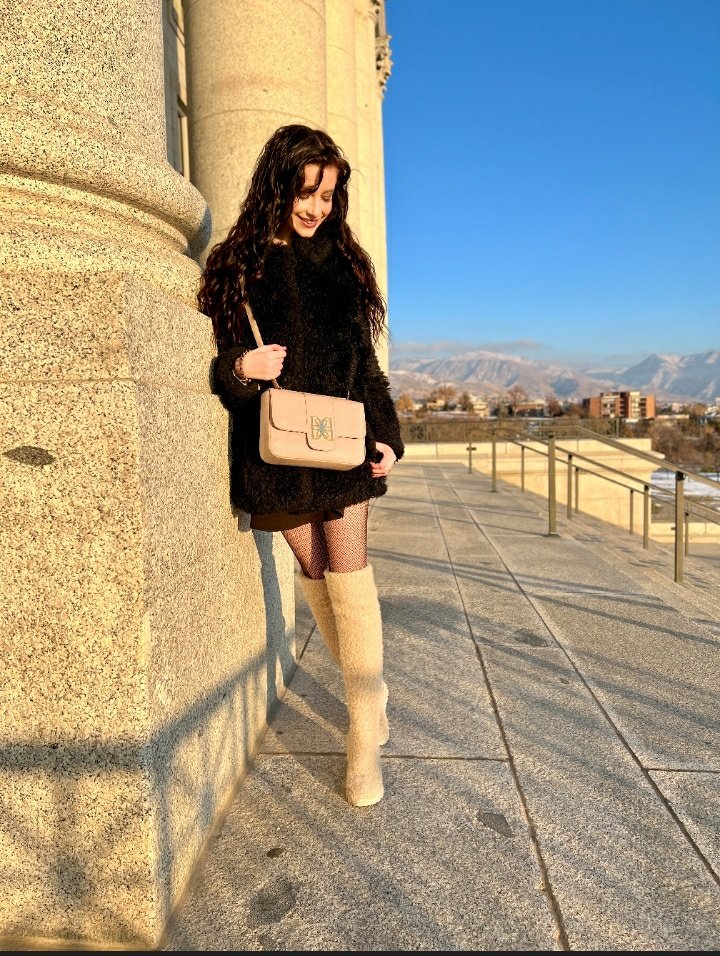 deijidesign's tweet photo. In full swing for the holiday season this year, the Beige Octavia is officially available at https://t.co/fU1j0PDwcI, and will make the best last minute gift for you or someone you love. ✨❤️ #newpurse #wintercollection #Wednesday #beigepurse #deijidesign https://t.co/pr4vp0KAgC