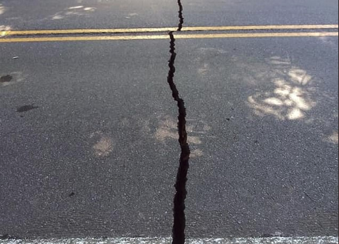 soy_502's tweet photo. ⚫️FUERTE SISMO | El trágico saldo que dejó un temblor de magnitud 6,4 en el norte de California

No hay electricidad en el condado, una carretera se derrumbó y varias casas quedaron destruidas

Esto se sabe: https://t.co/QVFHZHIaf1 https://t.co/6eAKVPzHyf