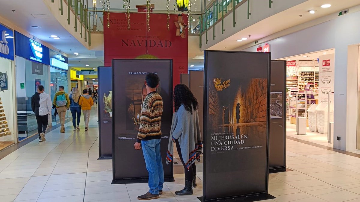 IsraelinCol's tweet photo. #ParaDestacar Así se vivió el evento inaugural del @FMSBogota, con la exposición: Mi Jerusalén, una ciudad diversa, en el centro comercial #CentroChía.
Los invitamos a vivir el festival, visitando la exhibición hasta el 15 Ene🗓️
#navidadesmusicasacra #FIMSAC #NaturalmenteÚnicos https://t.co/C37Fbu7A6A