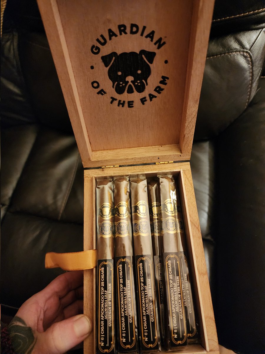 bdiggins76's tweet image. Fresh box! @terencereilly82 @AganorsaLeaf @warpedcigars #CIGARS