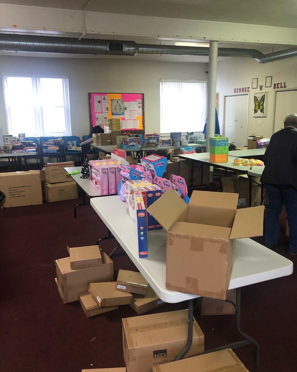 ZPHIBZZZ's tweet photo. The Zetas and Amicae of Zeta Zeta Zeta were able to serve the community this week at the Toys for Tots Christmas Project at Cleaves Memorial CME Church. 💙🤍 #zphib #zetazetazeta #service #embracetheextraordinary https://t.co/4ivCZpjmyG