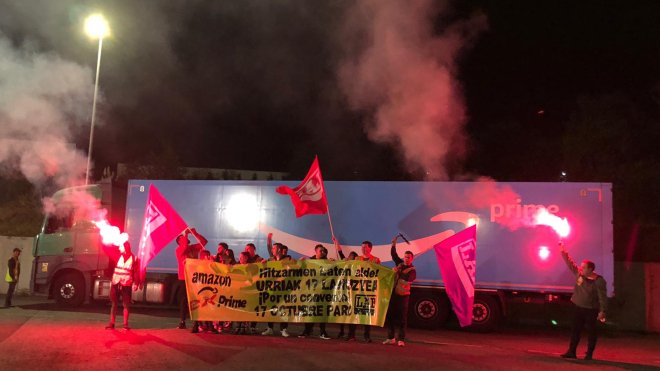 LEzkerraldea's tweet photo. Amazon borrokan!!

Gaur ezagutu dugu Amazonek ertzainaren presentzia handiagoa eskatu duela biharko grebarako... Horrela jakinarazi dio bertako langileei egindako komunikazioan... Beldurra sartzea besterik ez zaie geratzen... Argi izan dezatela, bihar amazon geldituko dugu. https://t.co/FLw8N0RUHA
