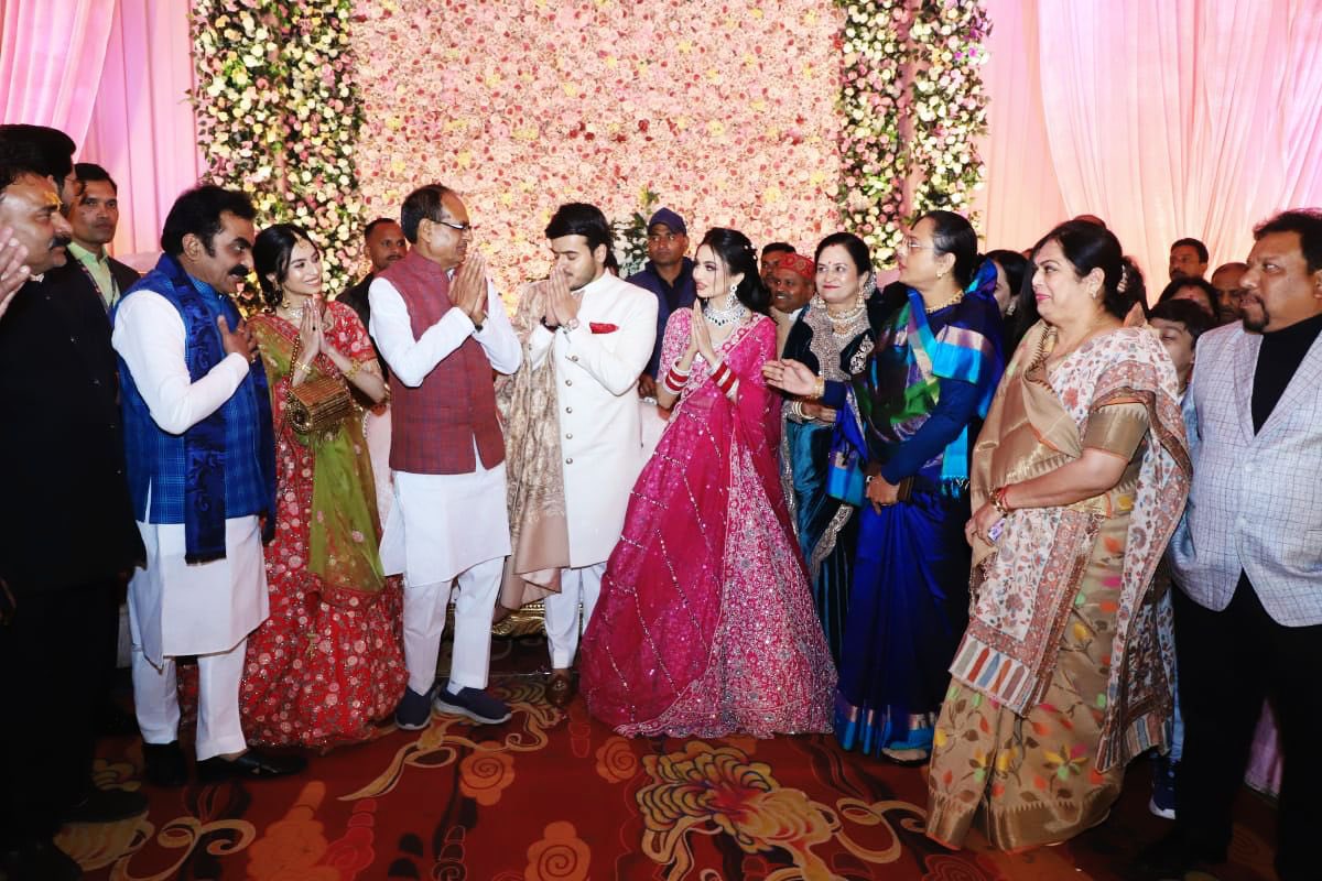 मां नर्मदा के आशीर्वाद ने मेरे वैवाहिक जीवन की शुरुआत को पूर्णता दी। मेरे व गरिमा के आयोजित आशीर्वाद समारोह जबलपुर मध्य प्रदेश में परिवार के समान सम्मानित प्रतिष्ठित व्यक्तियों ने हमारे सुखी जीवन के लिए आशीर्वाद दिया।