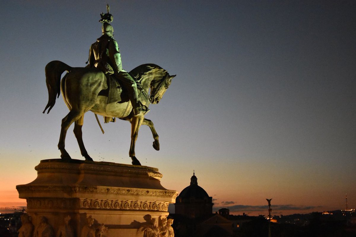 Emmanuel_Chig's tweet photo. @JamesLucasIT Ero lì giusto un paio di giorni fa! Allego un mio scatto al tramonto ( V. E. II "Padre della Patria" ) https://t.co/GApOI73YsY