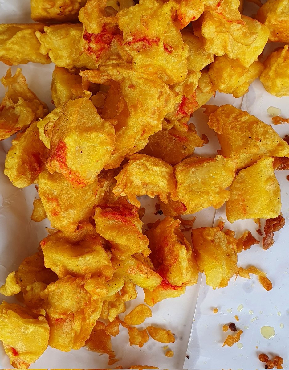 Discover_Msa's tweet image. Viazi karai. Deep fried potatoes.
These are sliced in the middle and then stuffed with masala to give them a savory taste. 

Having these with ukwaju and chutney will leave you smacking your lips and licking your fingers 😋. 
#thestreetfoodofmombasa #discovermombasa #discover001
