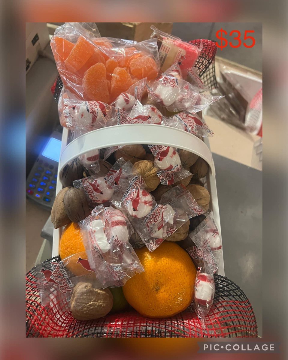 TheBerryPatchNC's tweet photo. We have gift baskets that will remind loved ones of Christmas past.  The $35 baskets has nuts, soft peppermints, pecan log, coconut flag, apples, pears, navel oranges &amp; tangerines.  The $15 basket has pears, apples, tangerines, navel orange &amp; a grapefruit. https://t.co/e9qTjK4QXL
