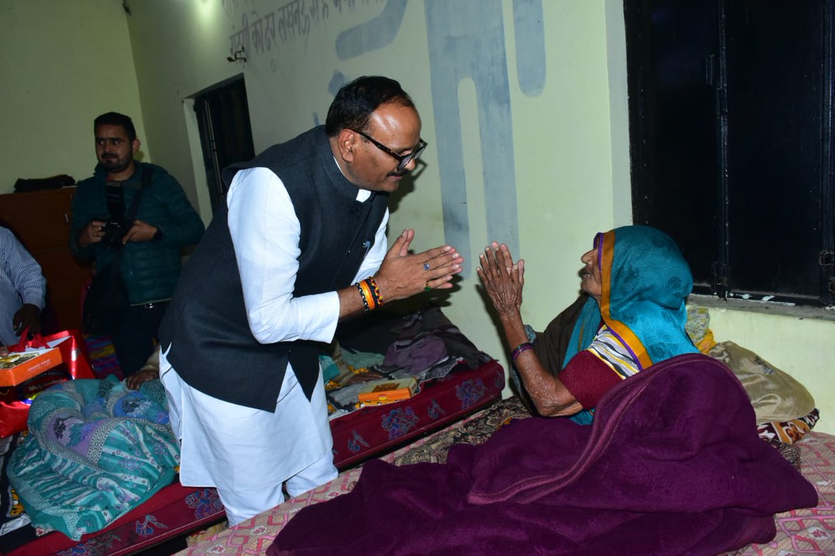 brajeshpathakup's tweet photo. आज नगर निगम, लखनऊ रैन बसेरा (शेल्टर होम) जियामऊ, लखनऊ पहुंचकर वहाँ की पर्याप्त व्यवस्थाओं का निरीक्षण कर ठंड के बढ़ते प्रकोप को देखते हुए रैन बसेरा में ठहरे लोगों को खाद्य सामग्री व कंबल वितरण करते हुए असुविधाओं व समस्याओं के बारे में जानकारी प्राप्त की।
@PMOIndia 
@BJP4India https://t.co/kMSy1YDZpn