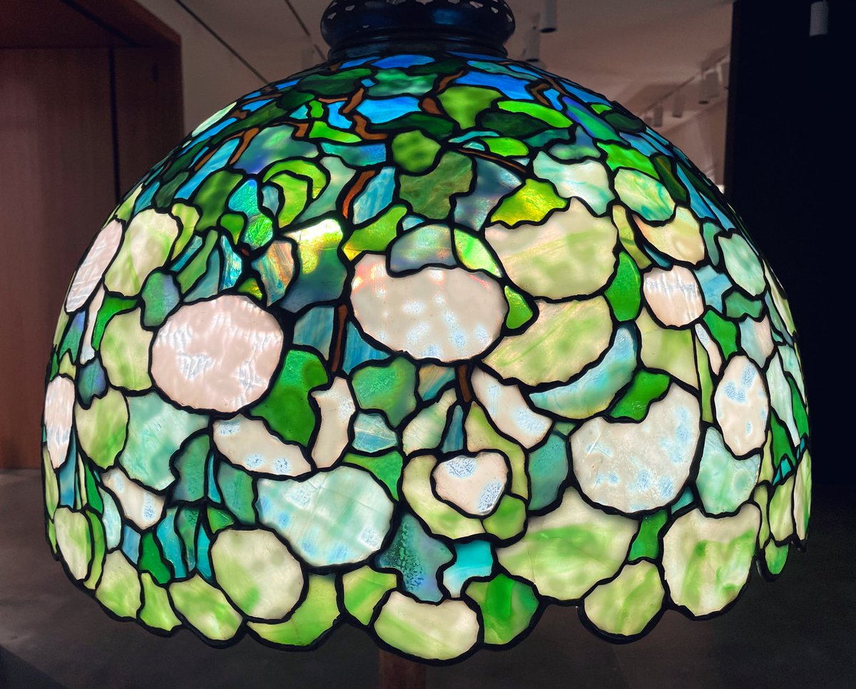 tclary14's tweet photo. A “Snowball” shade by #TiffanyStudios for the first day of Winter! #WinterSolstice https://t.co/uk37tddyDt