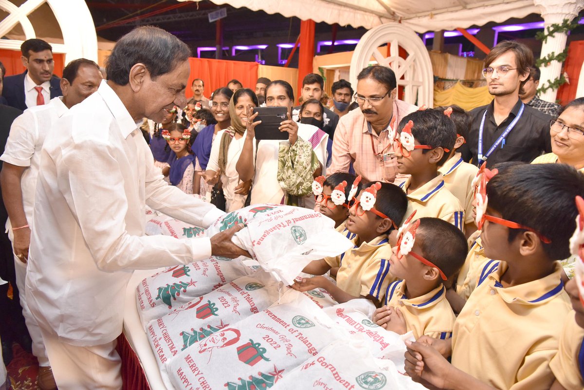 Koppulaeshwar1's tweet photo. తెలంగాణ రాష్ట్ర ప్రభుత్వం ఆధ్వర్యంలో ఎల్‌బి స్టేడియంలో నిర్వహించిన క్రిస్మస్‌ వేడుకల్లో గౌరవ ముఖ్యమంత్రి శ్రీ కె. చంద్రశేఖర్ రావు ముఖ్య అతిథిగా పాల్గొని ప్రసంగించారు. 
ముఖ్యమంత్రి రాష్ట్ర ప్రజలకు క్రిస్మస్ శుభాకాంక్షలు తెలిపారు. @BRSparty @KTRTRS @mahmoodalitrs @TSwithKCR https://t.co/YHRd68j3eZ
