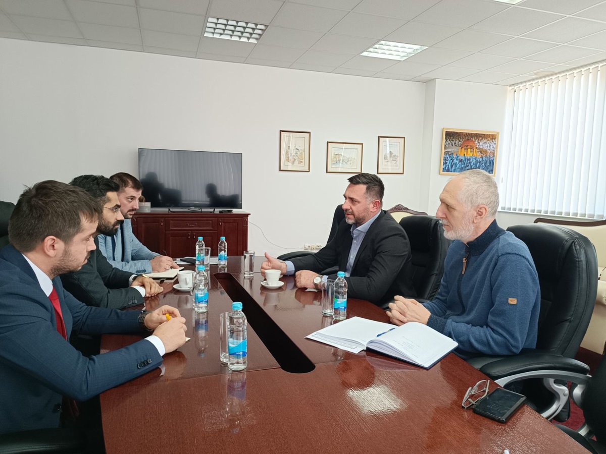 Tika_Bosnia's tweet photo. @tikasaraybosna ofisimiz ile Federal Yerinden Edilmiş ve Mülteciler Bakanı Edin Ramiç arasında gerçekleşen toplantıda, Bosna Hersek’te yurtlarına geri dönen halka yönelik gerçekleştirilebilecek projeler görüşüldü. #TİKA #FMROI #BosnaHersek https://t.co/reHHUTzZOZ