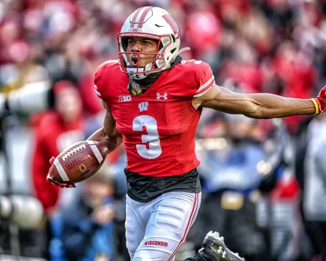 ParkerL06's tweet photo. Blessed to be re-offered from the University of Wisconsin #GoBadgers🔴⚪️ @Im_MikeB @CoachFick @CoachPhilLongo @ChrisRossLOJO @coach_jackson49 @Coach_Lavender @CoachKPark @SkysTheLimitWR @TrustMyEyesO https://t.co/EKFtPeGlCH