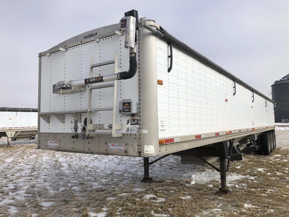 CommonFarmer's tweet photo. Selling three triple axle grain hopper trailers on https://t.co/WdGS9CviV4, Wednesday, January 4th, 2023:

1992 Wilson DWH-200
https://t.co/gGCRR83NQc
1995 Wilson DWH-400
https://t.co/itiYt63YBu
1996 Wilson DWH-400
https://t.co/f4CWTpcmrE

Retweets appreciated https://t.co/hoa0i9dyeb