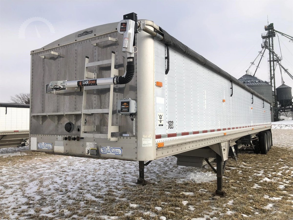 CommonFarmer's tweet photo. Selling three triple axle grain hopper trailers on https://t.co/WdGS9CviV4, Wednesday, January 4th, 2023:

1992 Wilson DWH-200
https://t.co/gGCRR83NQc
1995 Wilson DWH-400
https://t.co/itiYt63YBu
1996 Wilson DWH-400
https://t.co/f4CWTpcmrE

Retweets appreciated https://t.co/hoa0i9dyeb