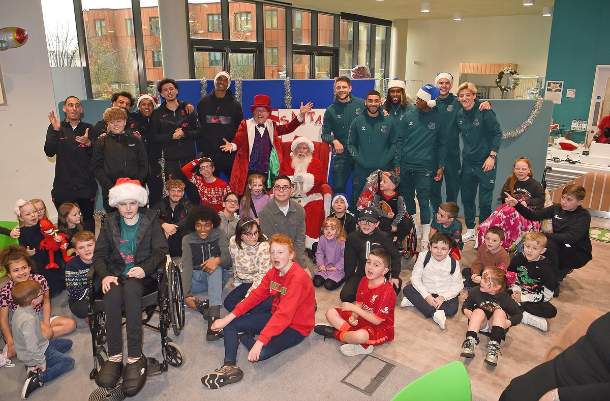 AlderHey's tweet image. This year, @Everton &amp;amp; @LFC players came together to surprise a number of Alder Hey patients with an extra special visit 💙❤️ We threw a party for patients, who had no idea who our special guests were. Needless to say, they were thrilled when they got to meet their heroes! 🙌