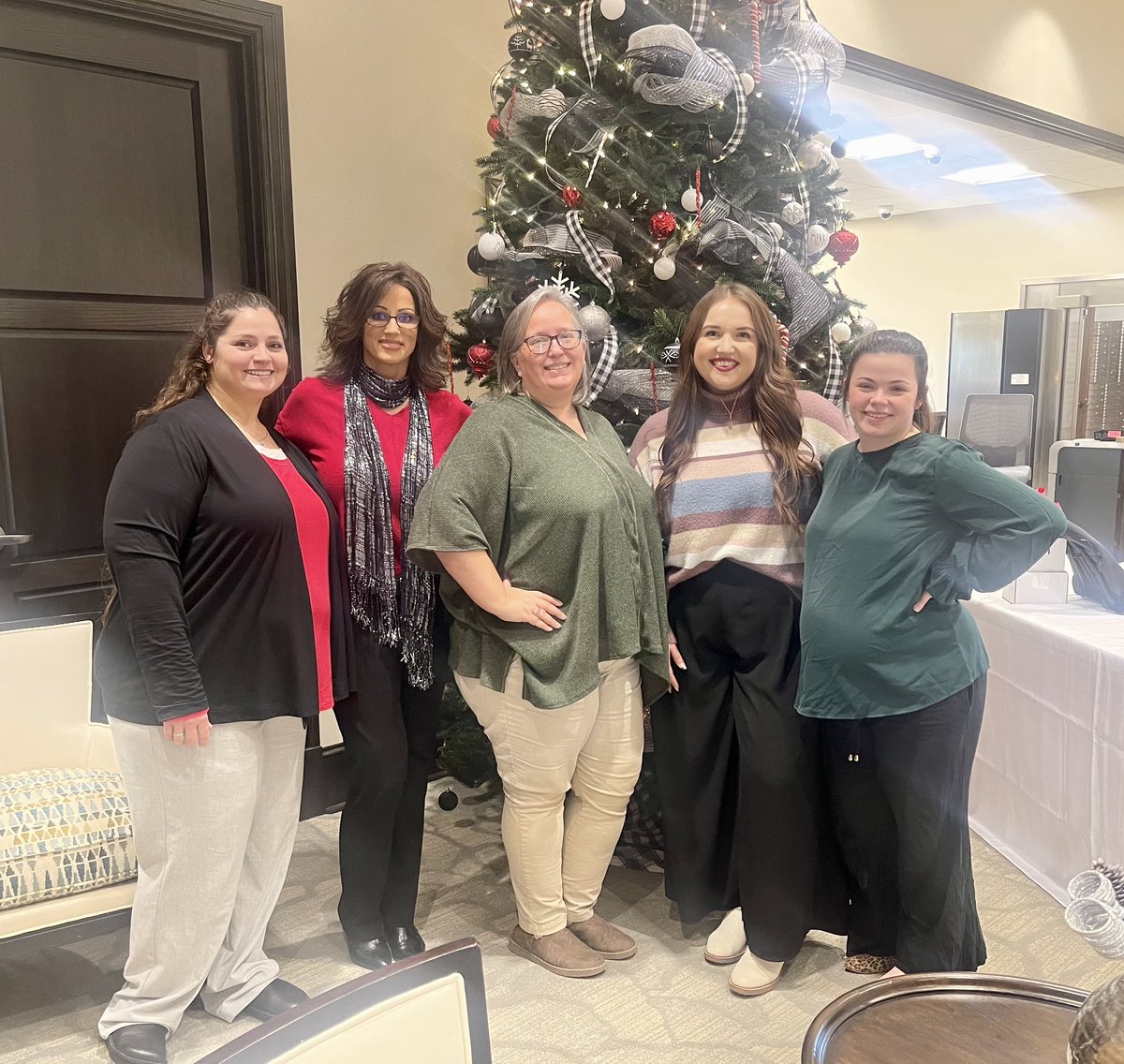 TheUncommonBank's tweet photo. It’s the most wonderful time of the year around LNB!
Thank you to everyone who joined us at our Christmas Open House! We loved seeing all of you! https://t.co/7cQEnKHOTI