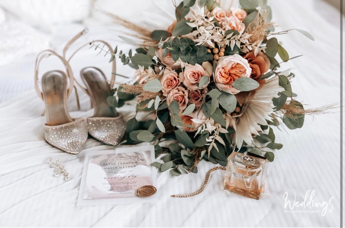 CDCFloral's tweet photo. Such elegance and charm! 🤗 
.
.
📸@slonephotography 
Wedding Coordinator: @smseventdesign
Florals: @cdcfloral
Venue: @cypresscreekfarmhouse https://t.co/0niXGrQVFt
