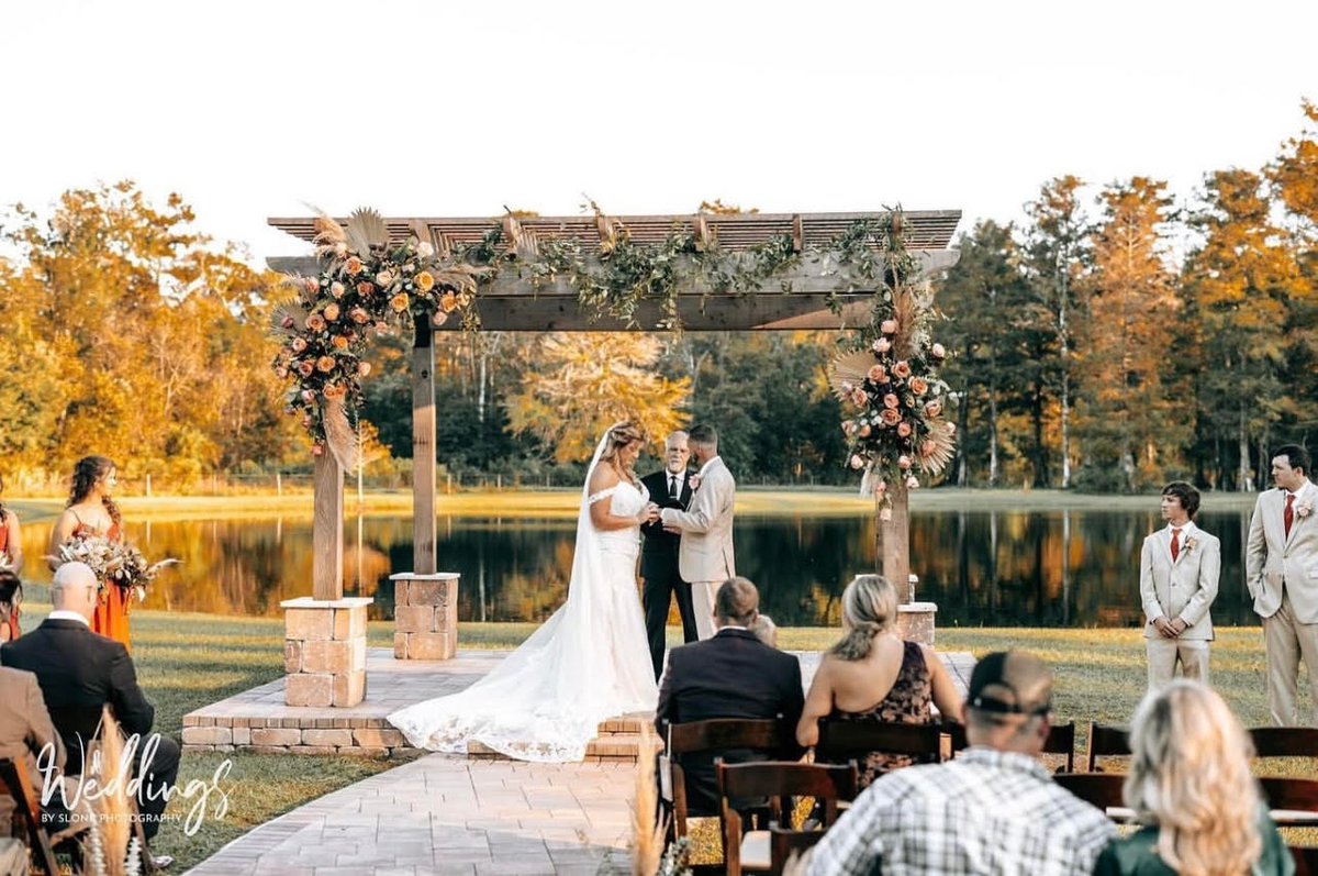 CDCFloral's tweet photo. Such elegance and charm! 🤗 
.
.
📸@slonephotography 
Wedding Coordinator: @smseventdesign
Florals: @cdcfloral
Venue: @cypresscreekfarmhouse https://t.co/0niXGrQVFt