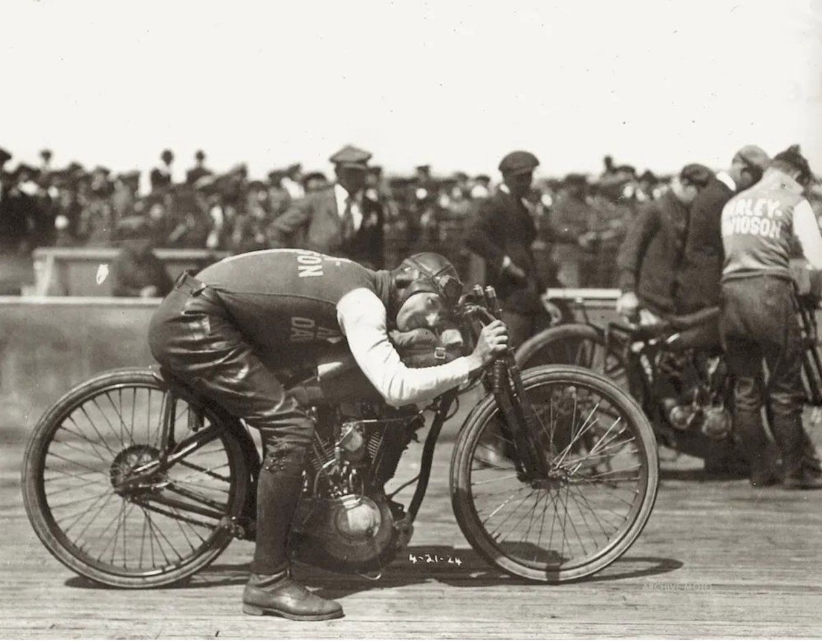 LowbrowCustoms's tweet photo. Way back wendsday with this repost from @saltwater.antiques " The "Camelback" himself, Otto Walker posing onbard a Harley-Davidson Banjo 2-cam factory Racer" LA Motor Speedway Beverly hills, CA 04.24.1921" Super cool to see this kinda stuff. #boardtracker #vintageracing https://t.co/PBqUuqlYil
