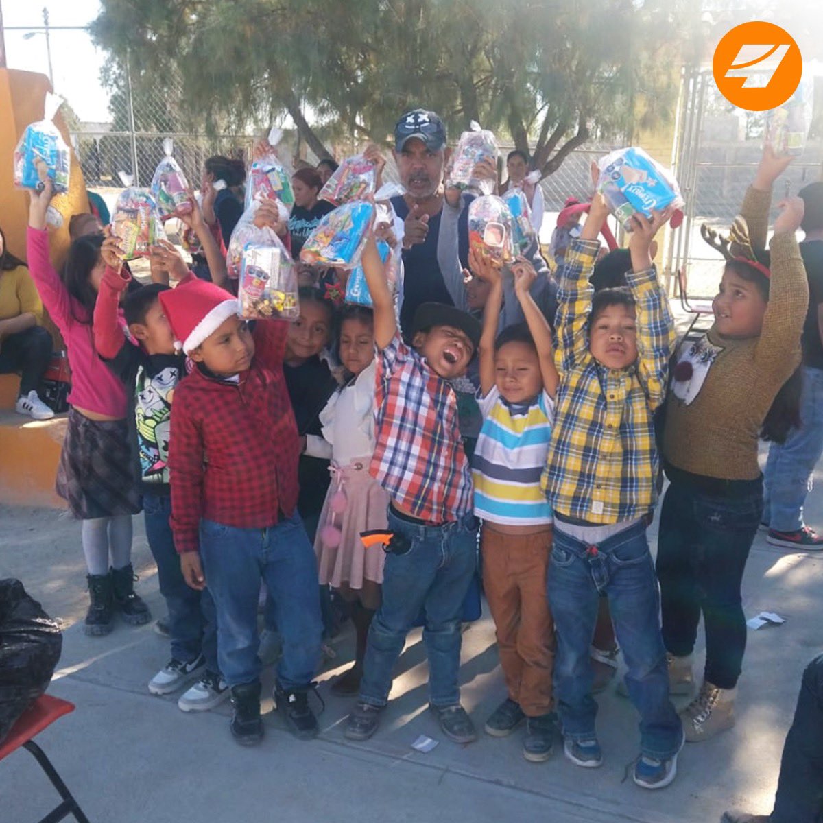 contrissa's tweet photo. El día 19 de Diciembre se realizaron la entrega de bolos a niños en 2 comunidades.
Esto con motivo de la celebración de Navidad y en agradecimiento a las familias de los operadores por formar parte de la familia Contrissa. ¡Felices fiestas! https://t.co/VNjmjfk6B0
