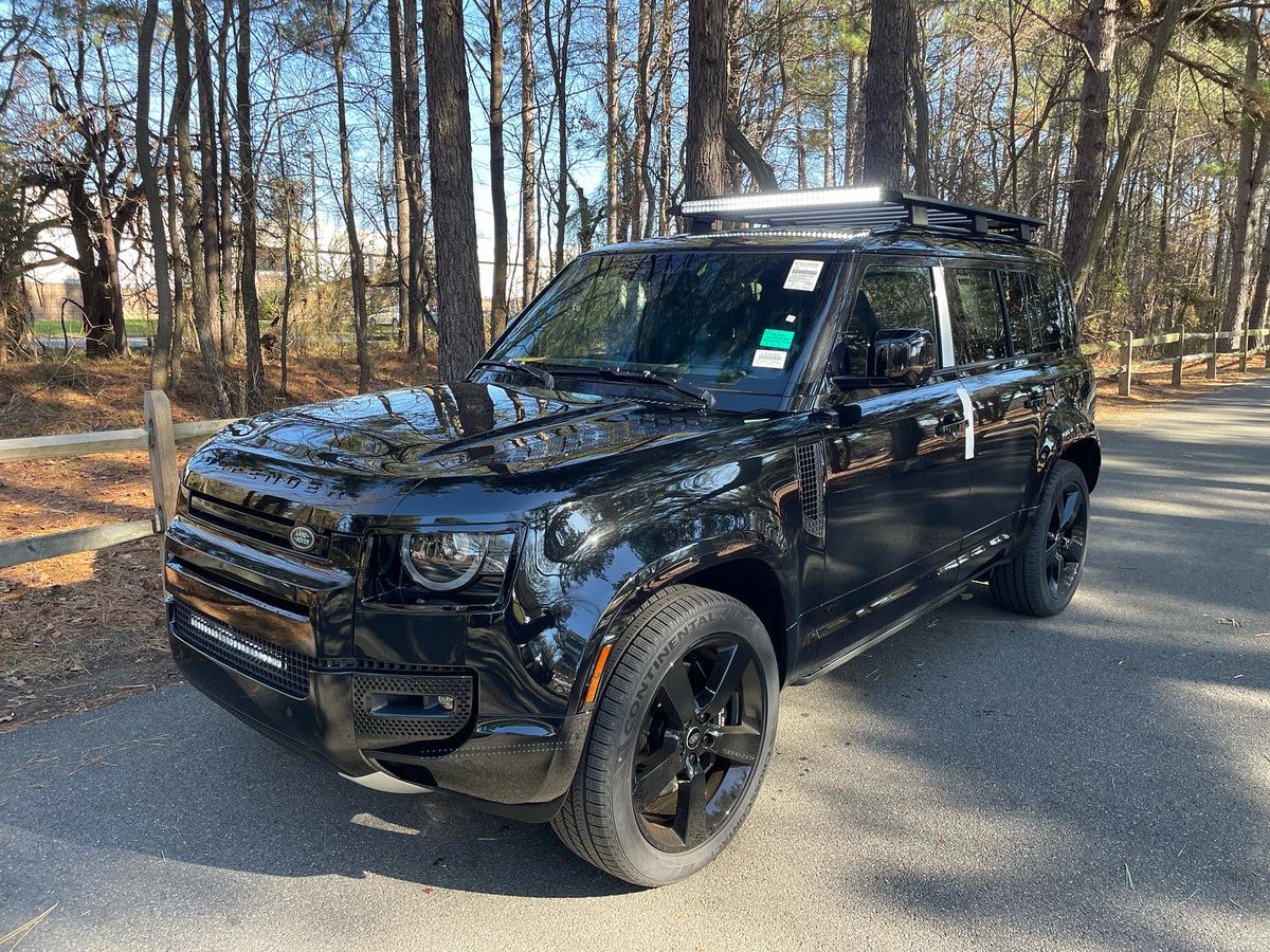 techopssv's tweet image. Light upgrades for a new Land Rover Defender. Featuring black oak LED light bars recessed into the grill and surface mounted onto the rack. Luxury with a touch of off road!