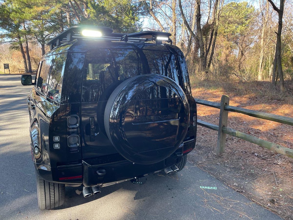 techopssv's tweet image. Light upgrades for a new Land Rover Defender. Featuring black oak LED light bars recessed into the grill and surface mounted onto the rack. Luxury with a touch of off road!