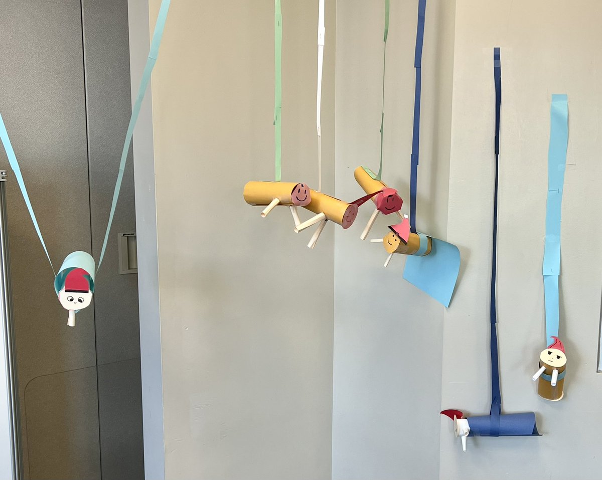 nlytenu's tweet photo. Spanish 2 &amp; 3 made Tíos de Nadal. Whether they get beaten or not is up to the Ss. #tiodenadal #cagatio #catalonia https://t.co/fRaDagkPME