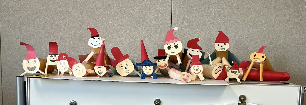 nlytenu's tweet photo. Spanish 2 &amp; 3 made Tíos de Nadal. Whether they get beaten or not is up to the Ss. #tiodenadal #cagatio #catalonia https://t.co/fRaDagkPME