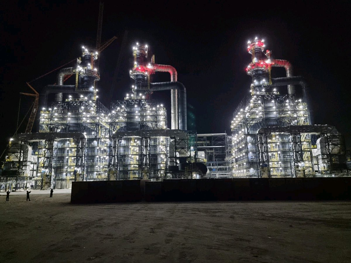 OvieNews's tweet photo. Just 3% of work is left to complete the 650,000bpd Dangote Refinery. The Govt of Ghana said they are waiting for the Dangote Refinery in Nigeria to stabilize their own petroleum sector . https://t.co/PVq32DaZLR