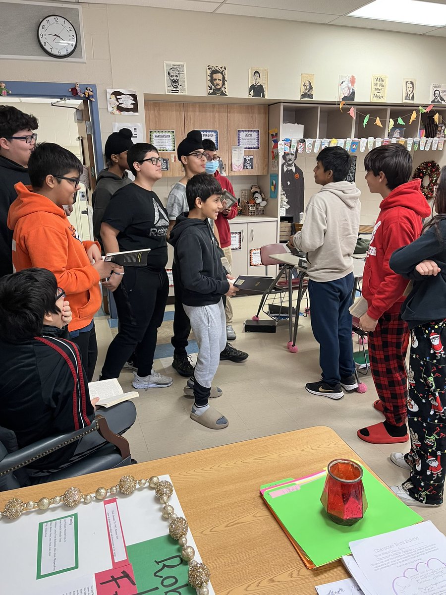 MsPerez_PoeLand's tweet image. Acting out #TheOutsiders rumble scene 👊🏼 how’d we do @se4realhinton ?! #elaclass #edchat