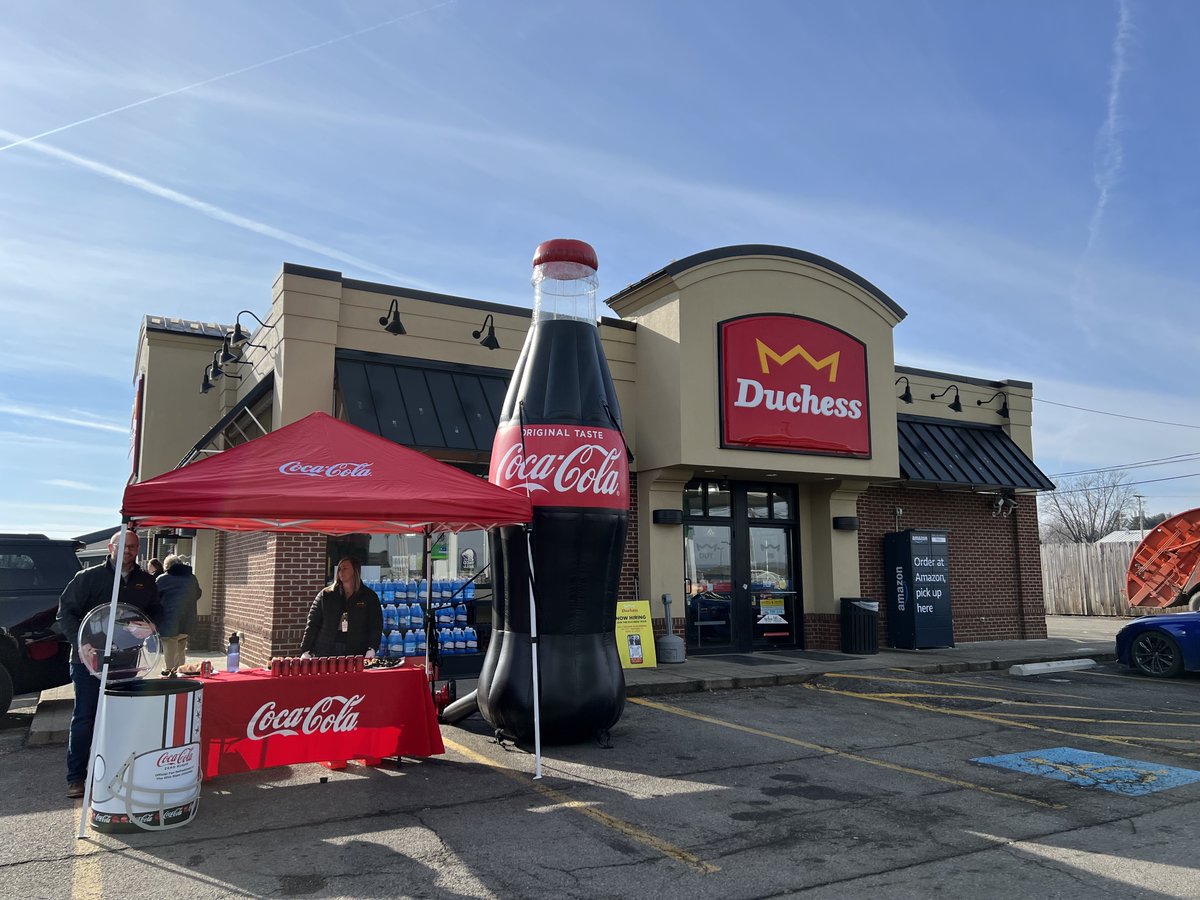 duchessshoppe's tweet photo. We are out at the Heath Duchess TODAY (12/21) until 1 pm with @CocaCola with samples of Coca-Cola Zero and our subs and cookies! Stop in and grab 2 20oz Coca-Colas to enter for your chance to win FREE GAS! https://t.co/pXs2YA9LCM