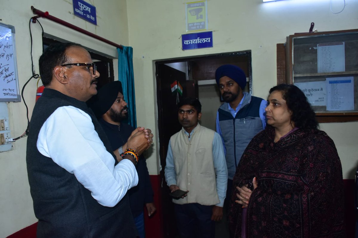 brajeshpathakup's tweet photo. आज  रैन बसेरा (शेल्टर होम) लक्ष्मण मेला स्थल, नगर निगम लखनऊ पहुंचकर वहाँ की पर्याप्त व्यवस्थाओं का निरीक्षण कर ठंड के बढ़ते प्रकोप को देखते हुए रैन बसेरा में ठहरे लोगों को खाद्य सामग्री व कंबल वितरण करते हुए असुविधाओं व समस्याओं के बारे में जानकारी प्राप्त की।
@BJP4UP https://t.co/scwioAaCFb