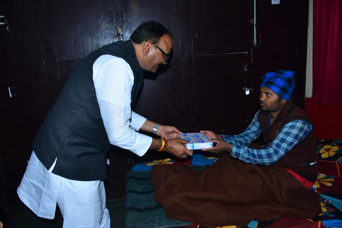 brajeshpathakup's tweet photo. आज  रैन बसेरा (शेल्टर होम) लक्ष्मण मेला स्थल, नगर निगम लखनऊ पहुंचकर वहाँ की पर्याप्त व्यवस्थाओं का निरीक्षण कर ठंड के बढ़ते प्रकोप को देखते हुए रैन बसेरा में ठहरे लोगों को खाद्य सामग्री व कंबल वितरण करते हुए असुविधाओं व समस्याओं के बारे में जानकारी प्राप्त की।
@BJP4UP https://t.co/scwioAaCFb