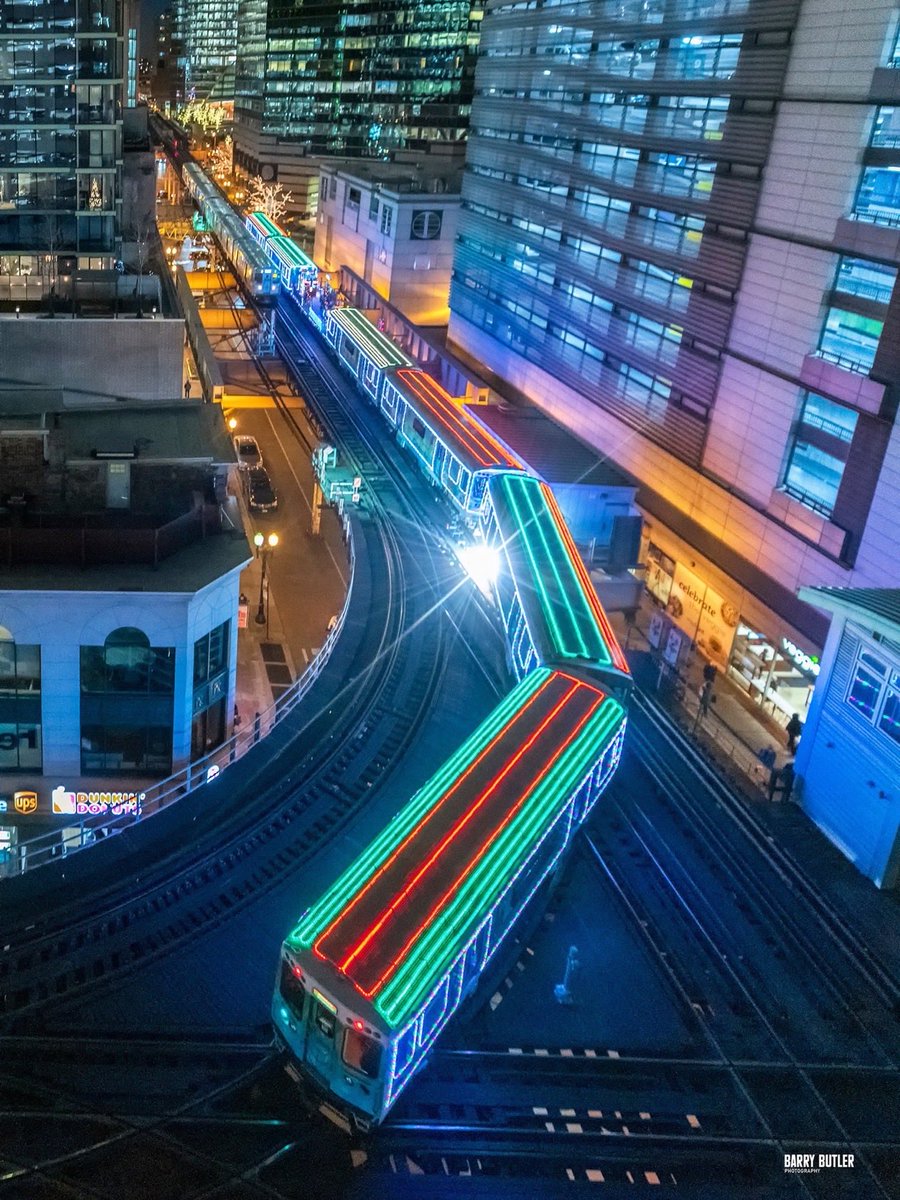 “Santa’s Spark ~ Holiday Train, Chicago” #Chicago #Illinois #USA <a href="/chicago/">City of Chicago</a> ⁦<a href="/ChooseChicago/">Choose Chicago</a>⁩ 🇺🇸 #travel #vacation #holidaytrain #Christmas2022 #festiveseason #neon #lights #colours #iconic #architecture #amazing #night #cityscape #photography by ⁦<a href="/barrybutler9/">Barry Butler Photography</a>⁩ 📸🌟🌃