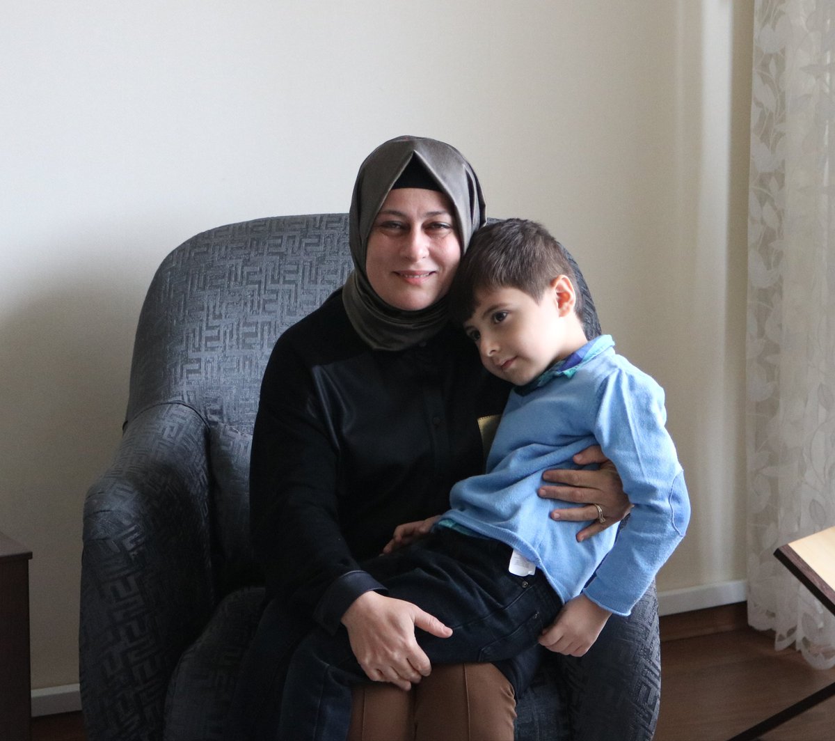 Öğretmen,öğrenci veliler arasında iletişimi ve motivasyonu güçlendirerek eğitimde kalitenin yükseltilmesini amaçlayan #öğretmengönülleriBAĞLAR projesi kapsamında öğretmen Sema Ünver öğrencisi olan M.Fatih'i ve velisi Kaymakam Pendik ve Eşi Bayan Pendik’i evinde ziyaret etti.