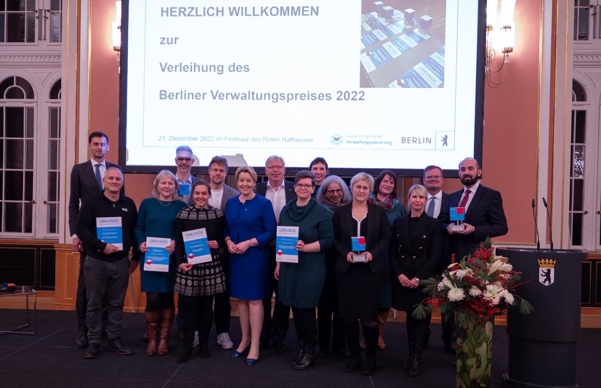 Zum 3. Mal hat der Senat heute den Berliner Verwaltungspreis verliehen. Prämiert wurden innovative Projekte der Berliner Verwaltung. In diesem Jahr wurden so viele Projekte eingereicht wie noch nie!
🥳Herzlichen Glückwunsch an die Preisträger:innen. 💐

➡berlin.de/rbmskzl/aktuel…