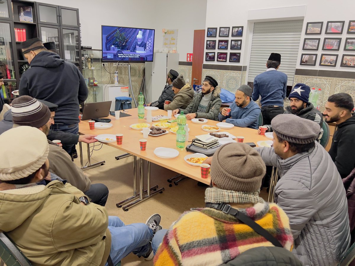 AJ_Iserlohn's tweet photo. Um den Teamgeist zu fördern wurde mit unseren Amtsinhabern ein Tag (Aamila Day) veranstaltet, indem ein Meeting, die Gebete und das Abendessen stattfanden. Auch wurde eine Folge von "This Week with Hudhur (aba)" angeschaut und ein Escape Room gespielt. @KhuddamDE @AhmadiyyaJugend https://t.co/BNQx4dtxDD