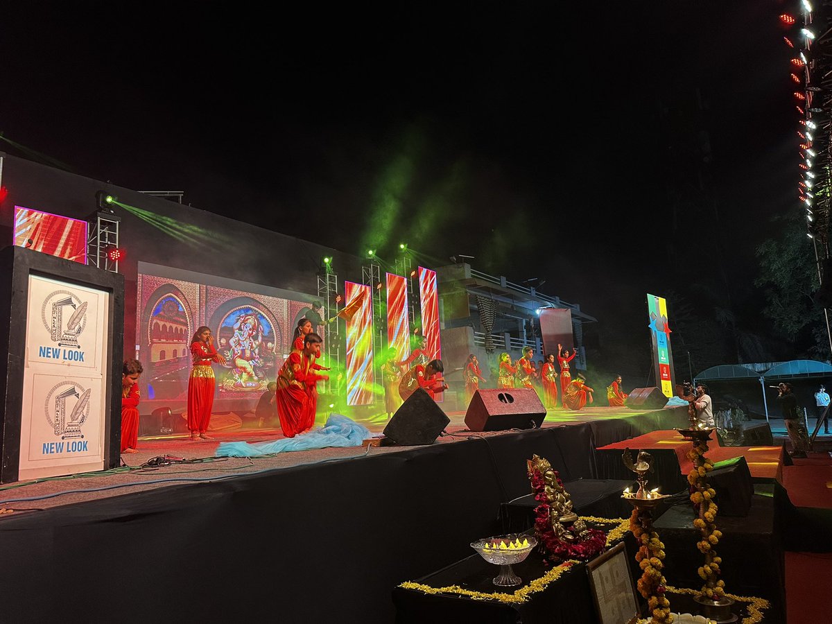 Jaydrathsinhji's tweet photo. Got the opportunity to witness the art & talent of the children of New Look Central School ( #Halol ) as the Chief Guest in their annual program 'Brahmastra'. Wonderful experience to watch all our bright and talented kids doing well.
#Halol #School #ChiefGuest #AnnualProgram https://t.co/vm11K8vpYT