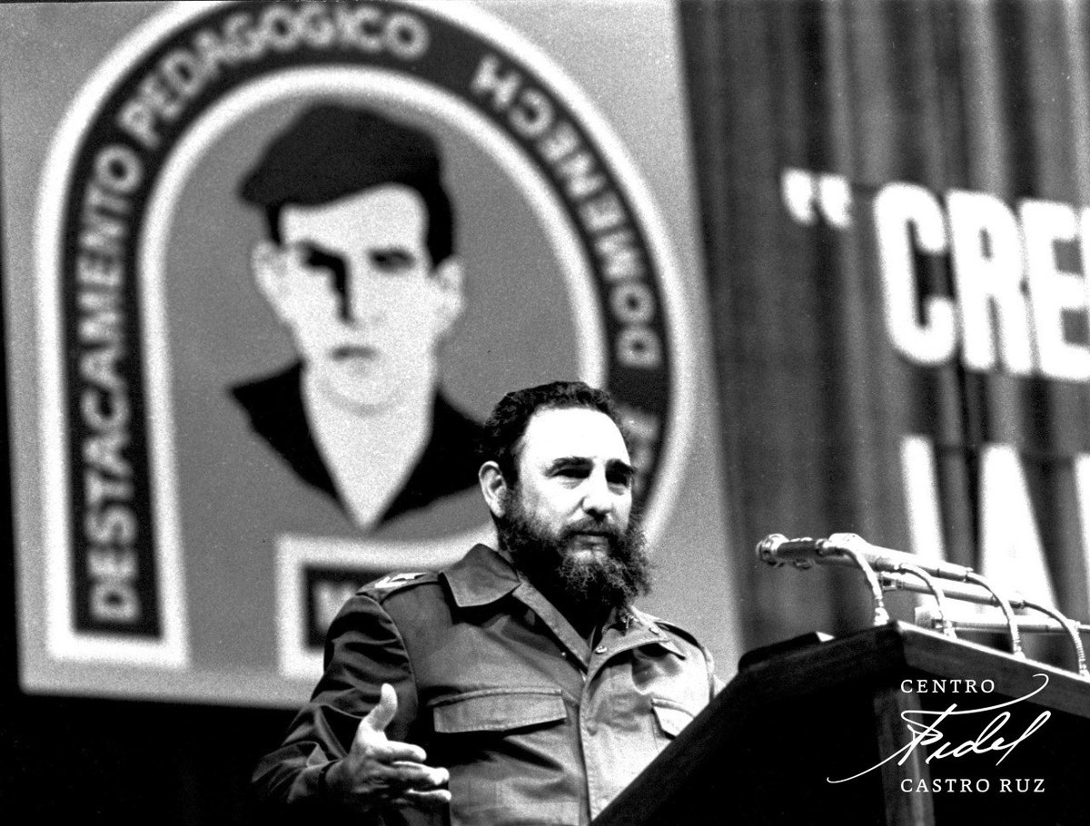 #Fidel:"La educación también fue, desde el triunfo mismo de la #Revolución, y lo será siempre, uno de los objetivos fundamentales de nuestra épica lucha por una sociedad verdaderamente justa, libre y humana". #FidelVive #DíaDelEducador